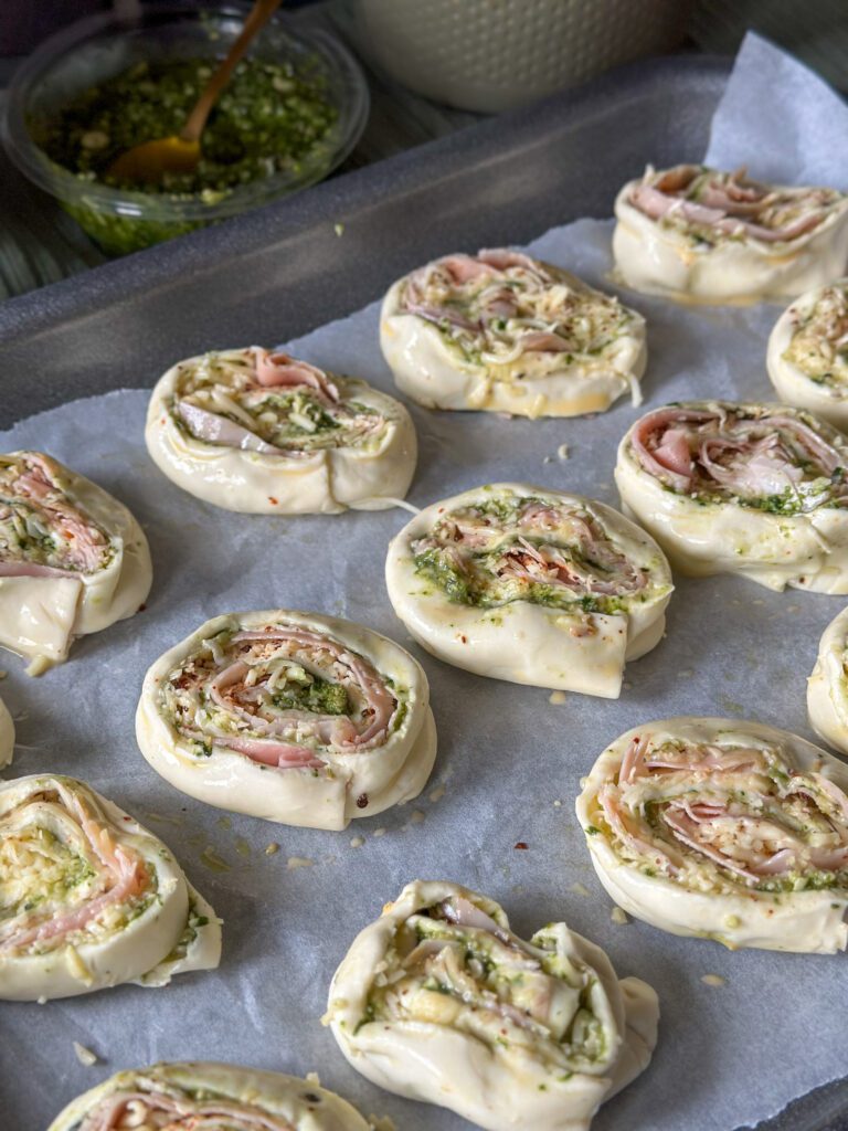 Bladerdeeghapjes met pesto en ham