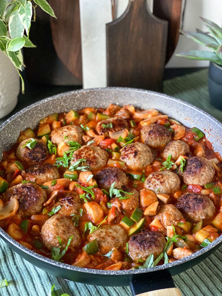 Italiaanse gehaktballetjes in tomatensaus met groenten