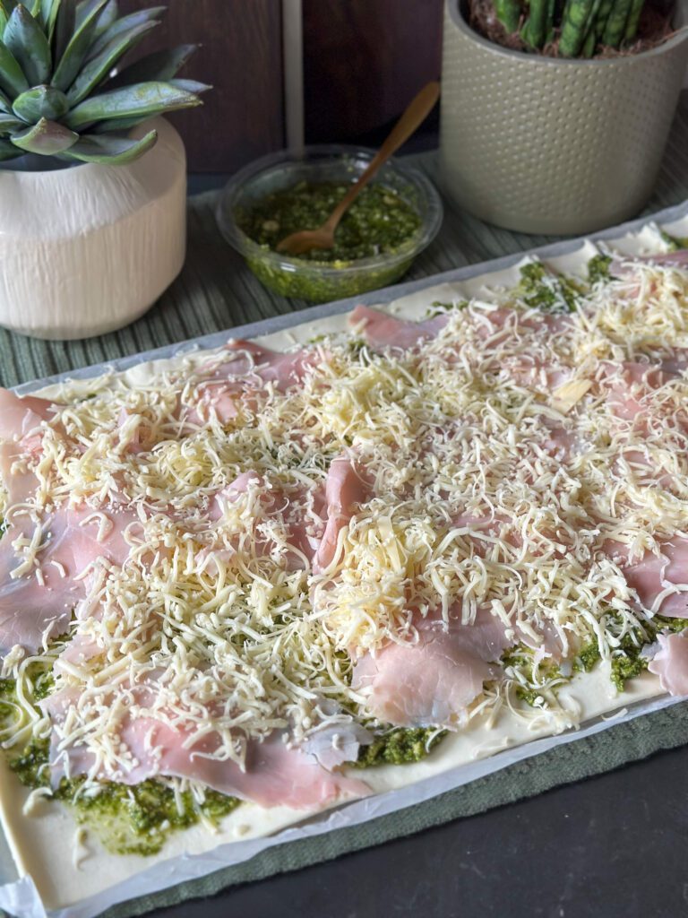Bladerdeeghapjes met pesto en ham