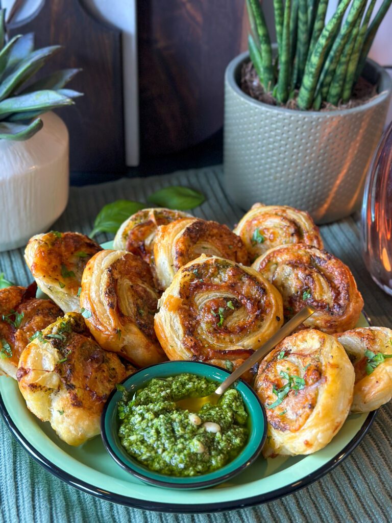 Bladerdeeghapjes met pesto en ham