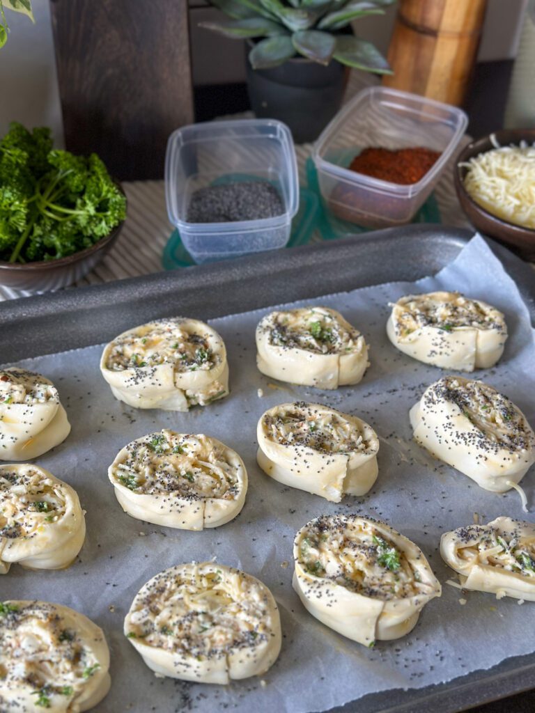 Bladerdeeghapjes met feta en mozzarella