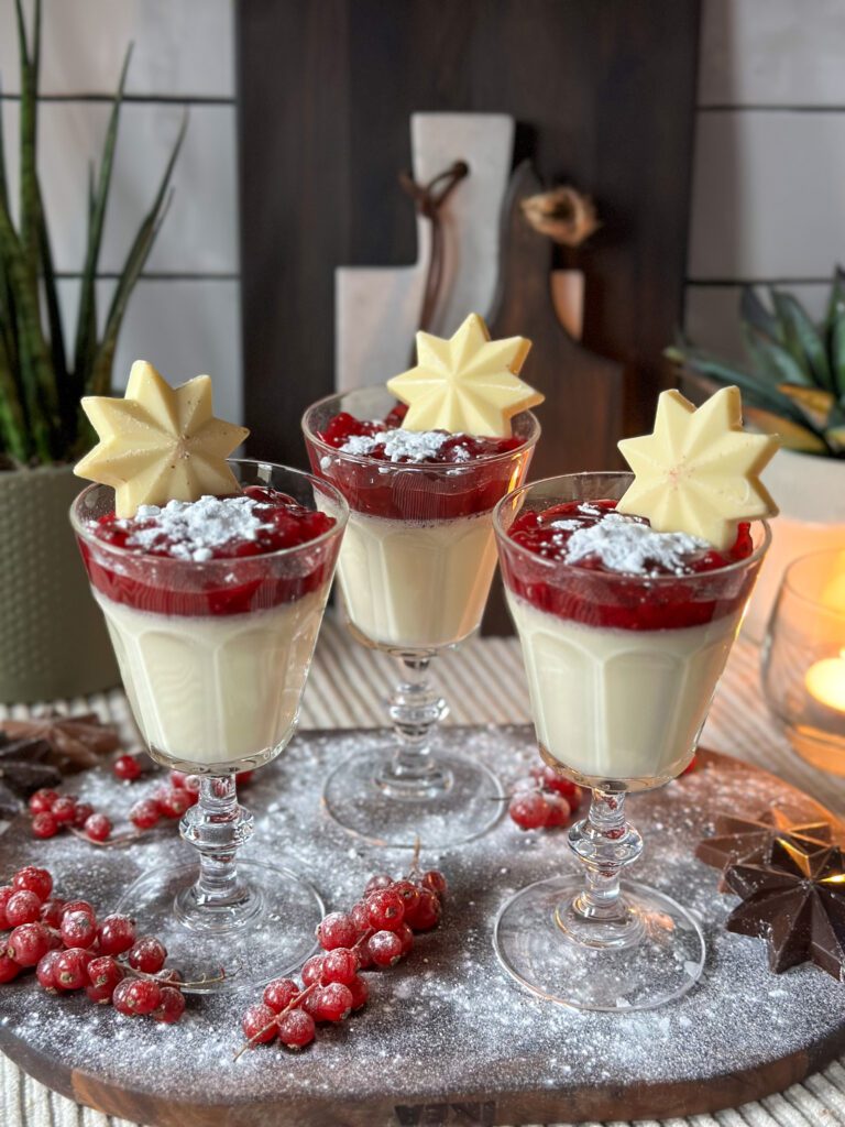 Panna cotta met rode bessen compote