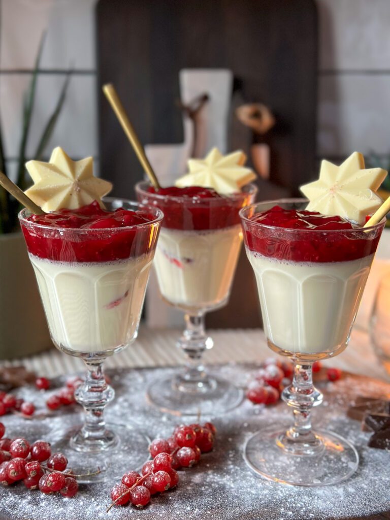 Kerst toetje: panna cotta met rode bessen compote 