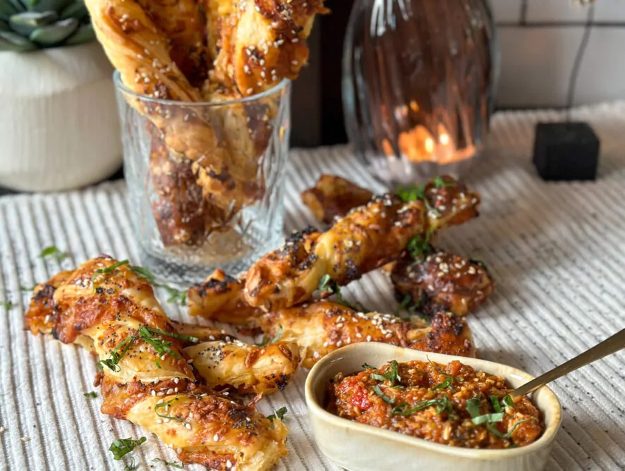 bladerdeeg kaas twisters met tapenade