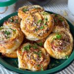 bladerdeeghapje met boursin en salami