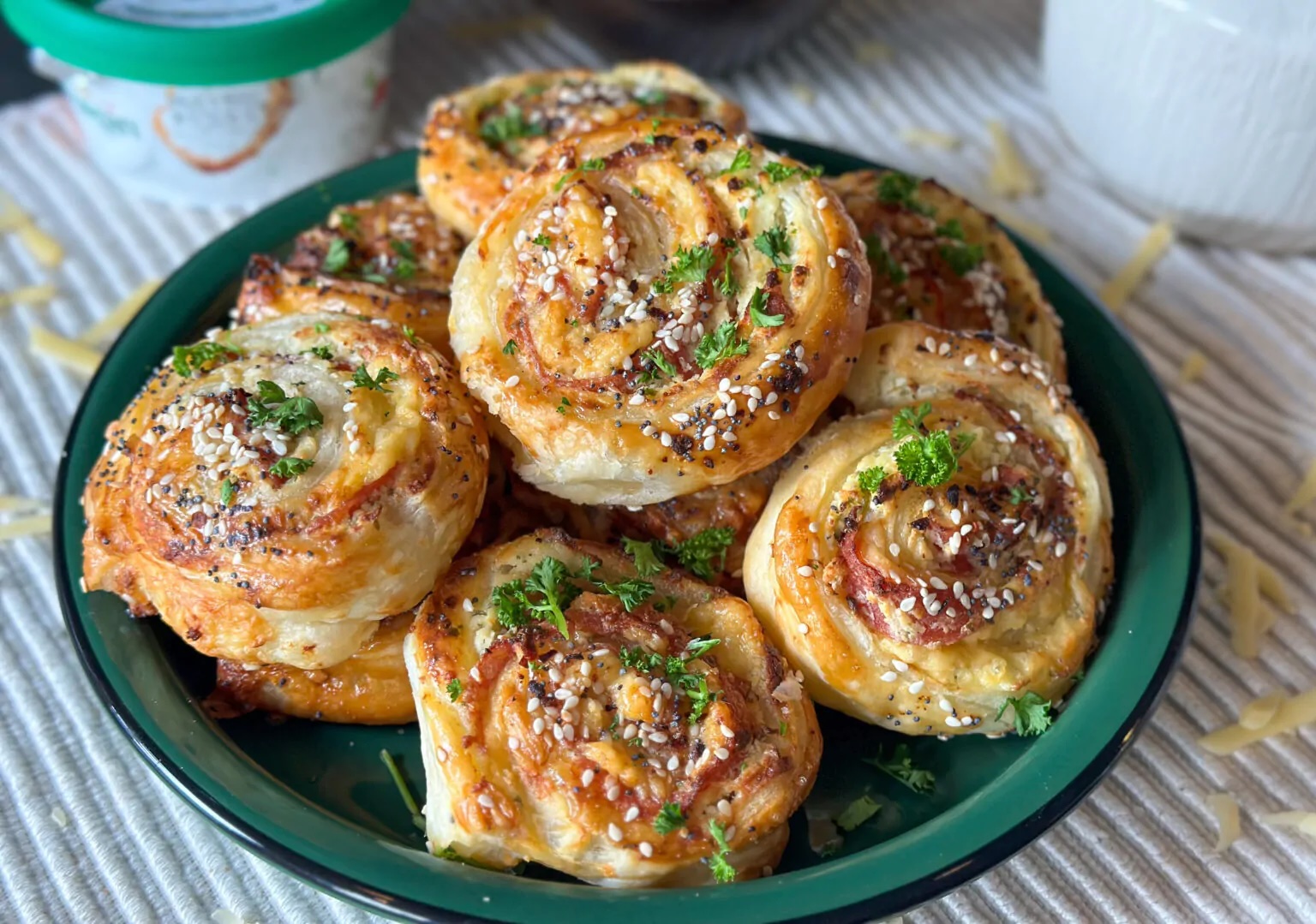 bladerdeeghapje met boursin en salami