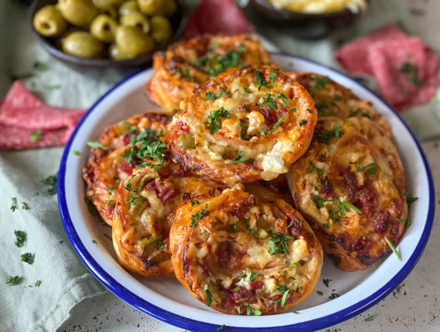 pizza rolletjes met kaas en salami