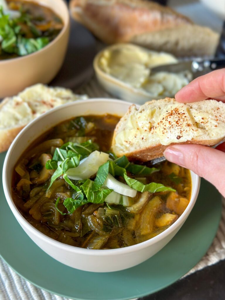 uiensoep met paksoi en champignons 
