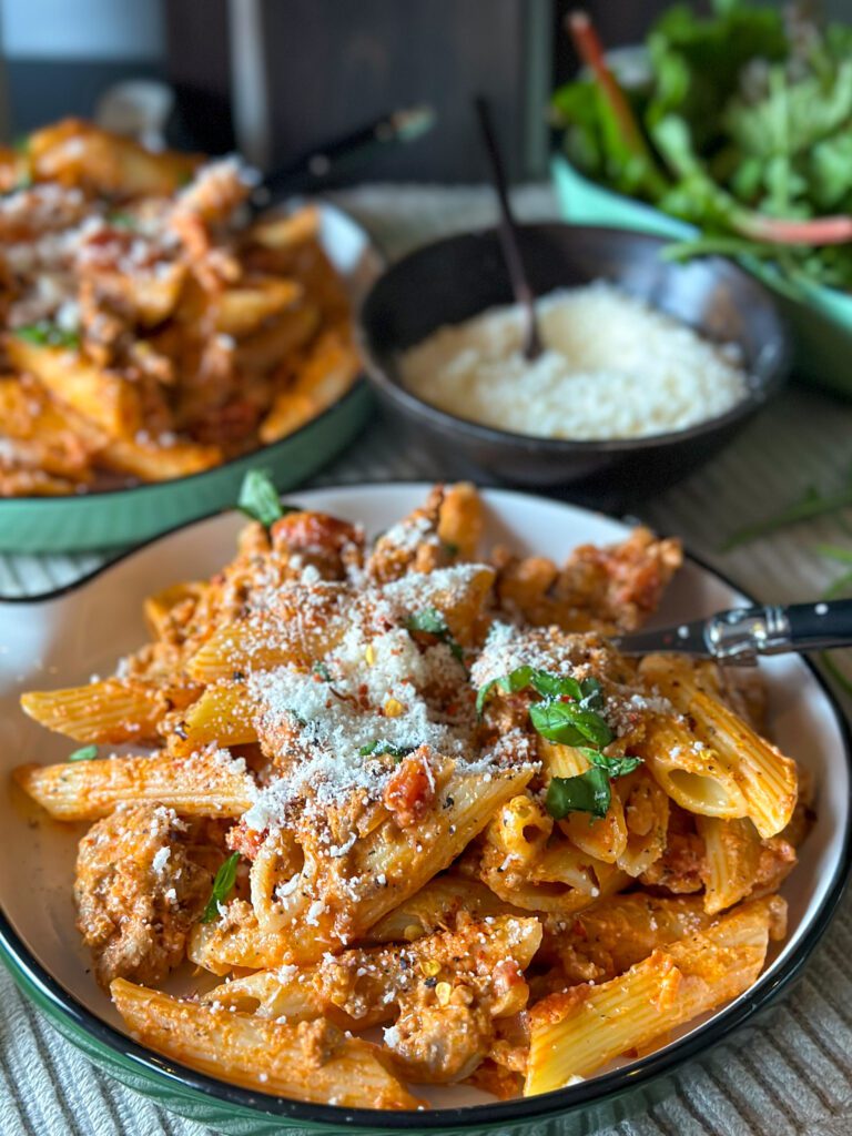 penne met gehakt in een tomaten kruidenroomkaas saus 