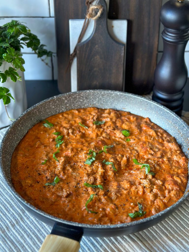Penne in tomaten kruidenroomkaas saus
