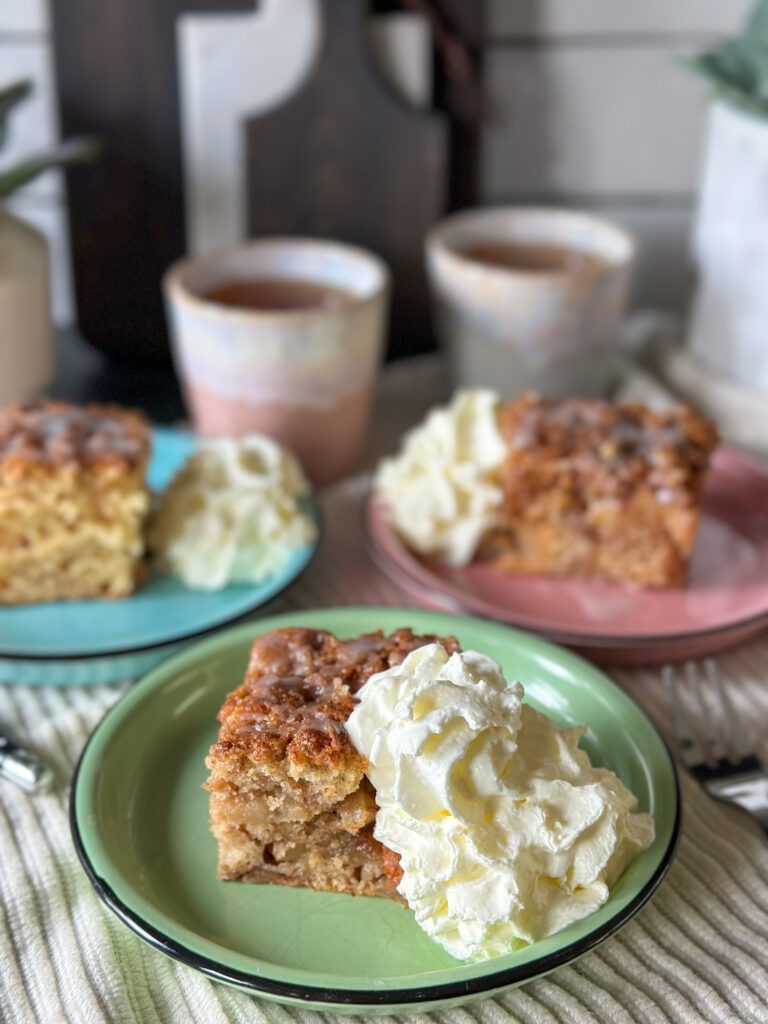 appelcake met kaneel topping en slagroom