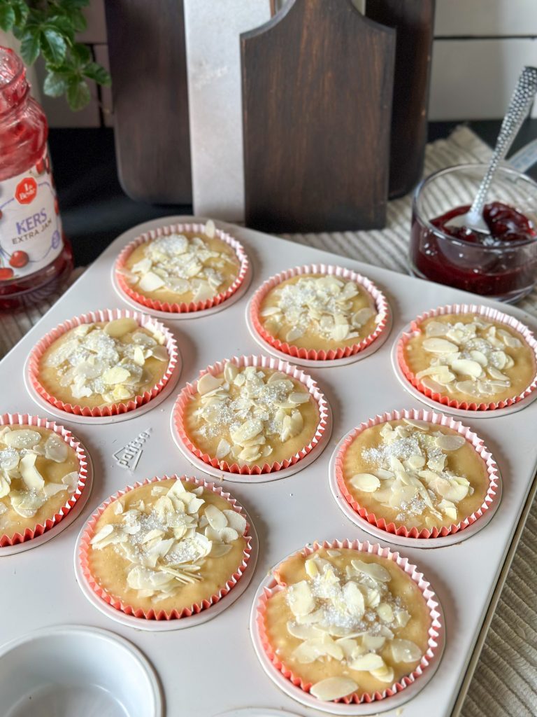 Muffins met kersenjam