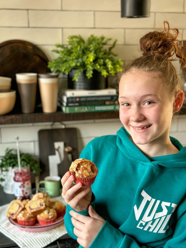 Muffins met kersenjam