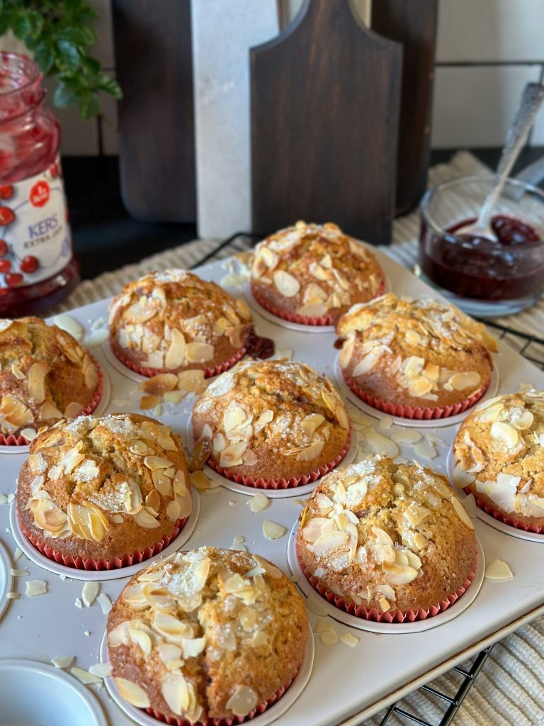 Muffins met kersenjam