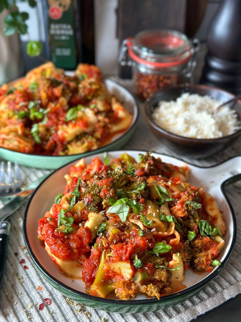 Tortellini met broccoli in tomatensaus