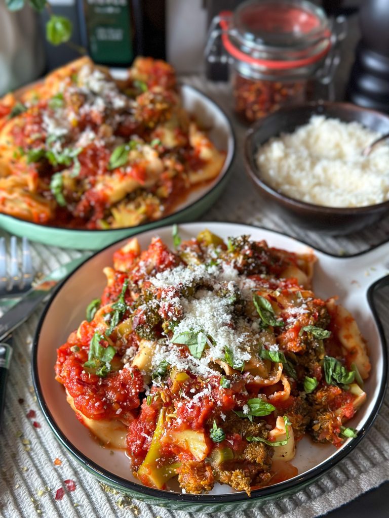 tortellini met broccoli in tomatensaus 