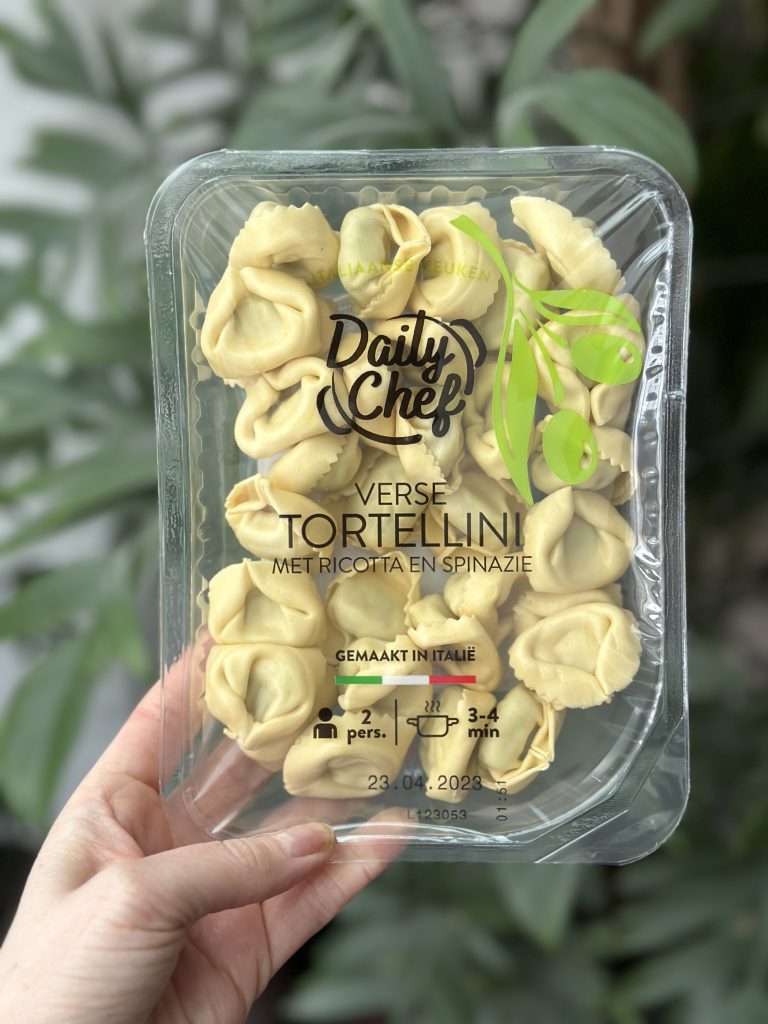 Tortellini met broccoli in tomatensaus