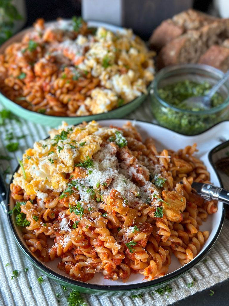 volkoren pasta met kip in tomatensaus