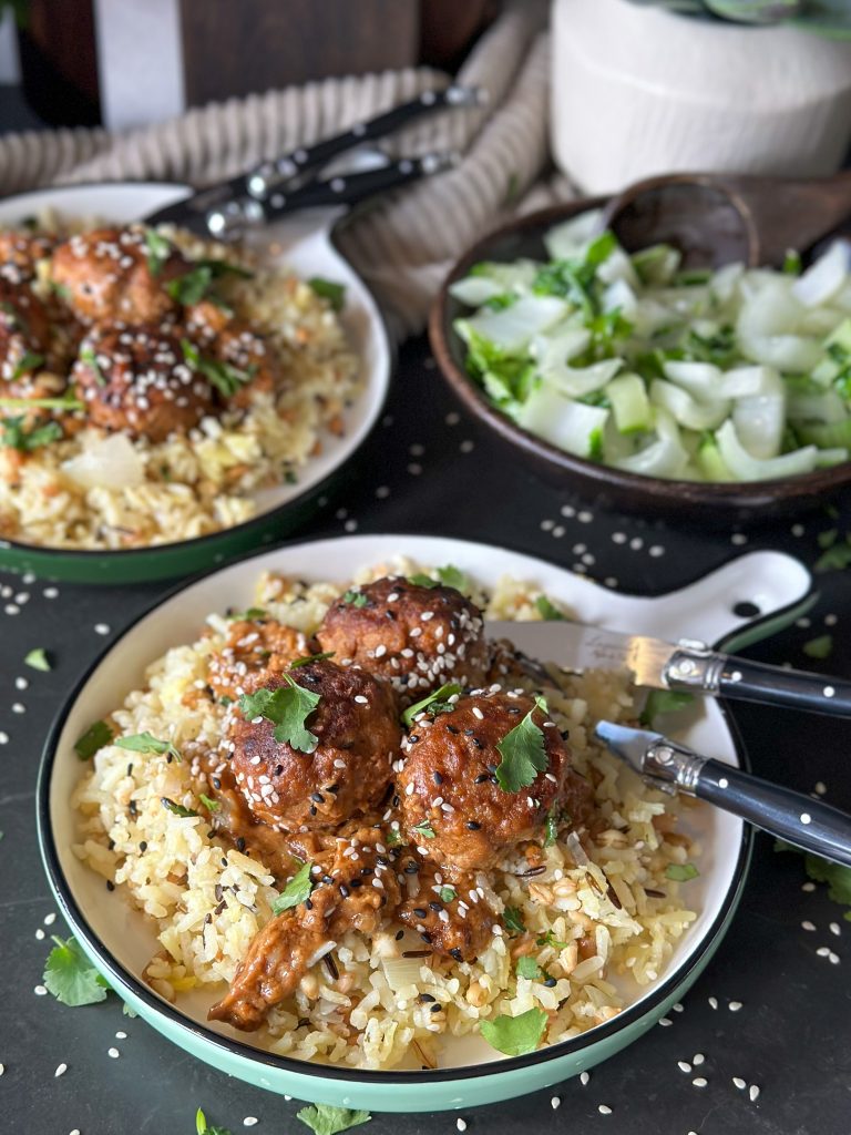 gehaktballetjes in pittige pindasaus 