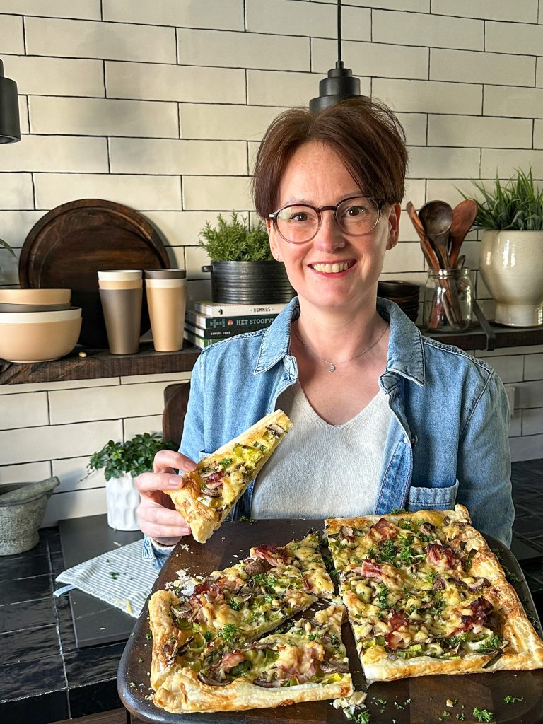 Plaattaart met smeerkaas en prei