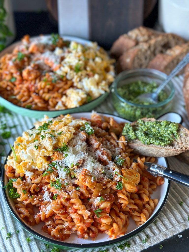 volkoren pasta met kip in tomatensaus