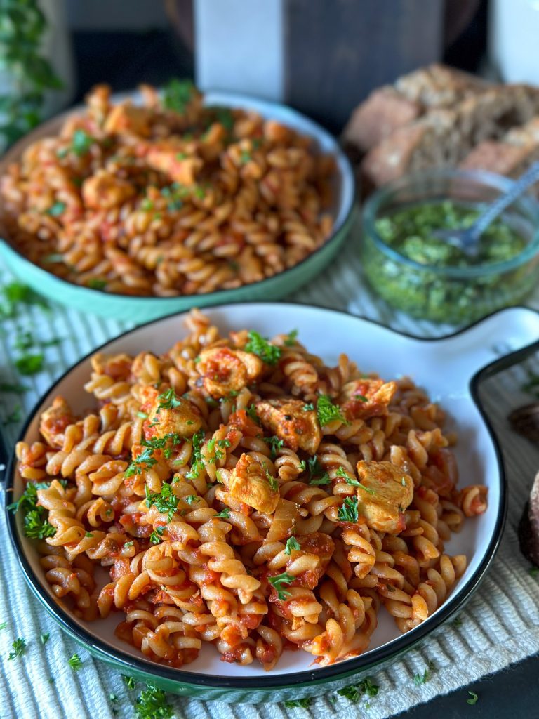Volkoren pasta met kip in tomatensaus