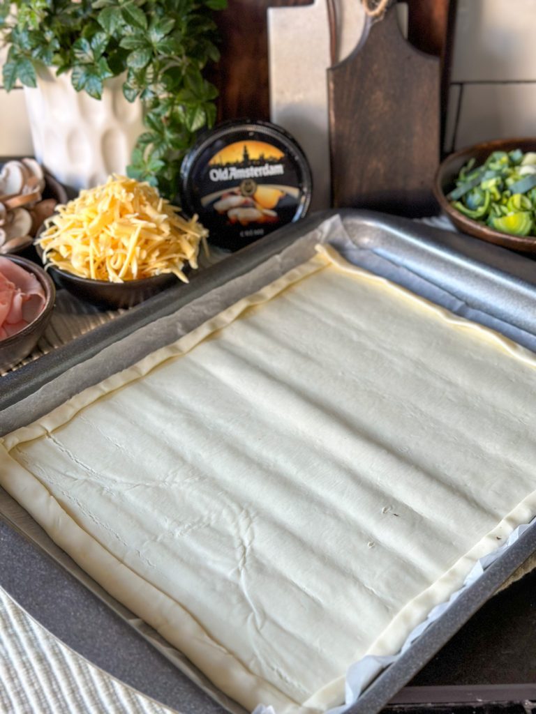 Plaattaart met smeerkaas en prei