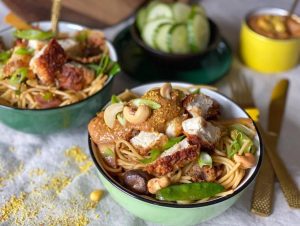 noedels met krokante kip en pindasaus