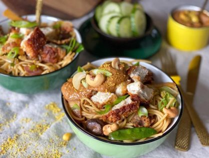 noedels met krokante kip en pindasaus