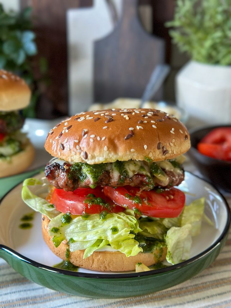 Burgers met gebakken uien en kruidenolie