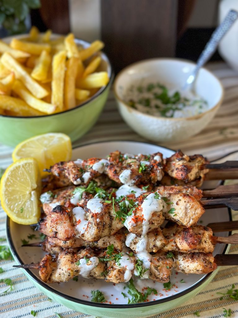 Kipspiesjes met citroen en oregano en frisse yoghurtdip