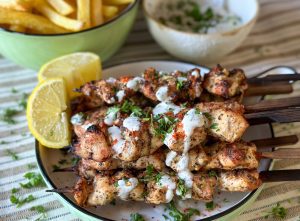 Kipspiesjes met citroen en oregano op de BBQ met yoghurtdip