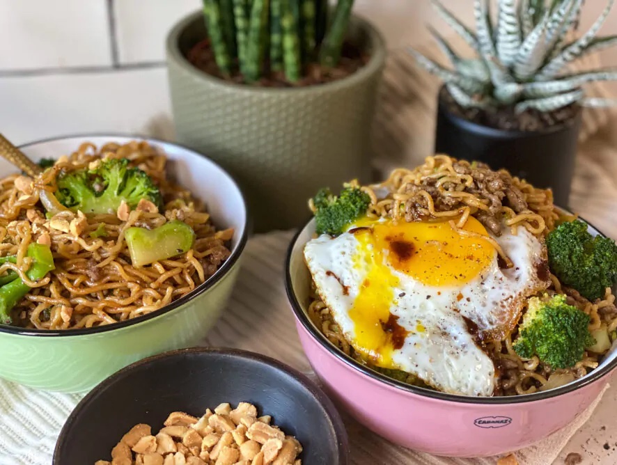 noedels in zwarte pepersaus geserveerd met broccoli en gebakken ei