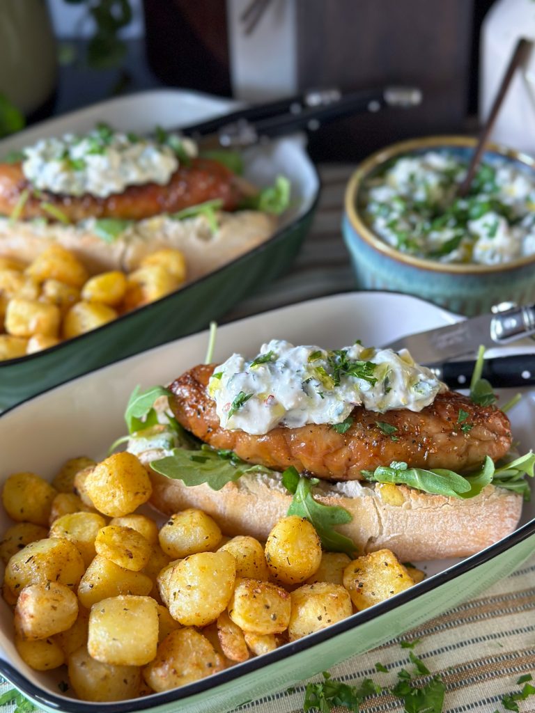 Griekse hotdogs met feta yoghurtsaus