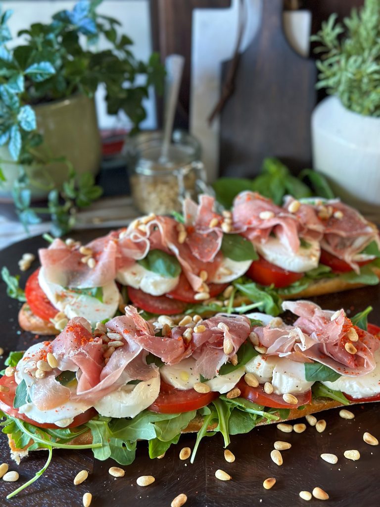 Stokbrood Caprese met pesto en prosciutto