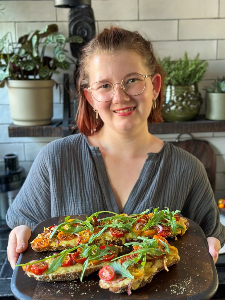 stokbrood met kaas en tomaat uit de oven