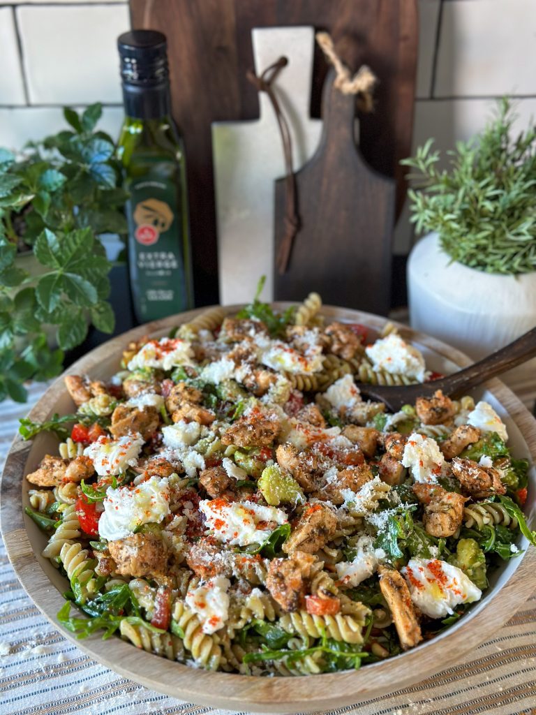 pasta salade met pesto en gebakken kip