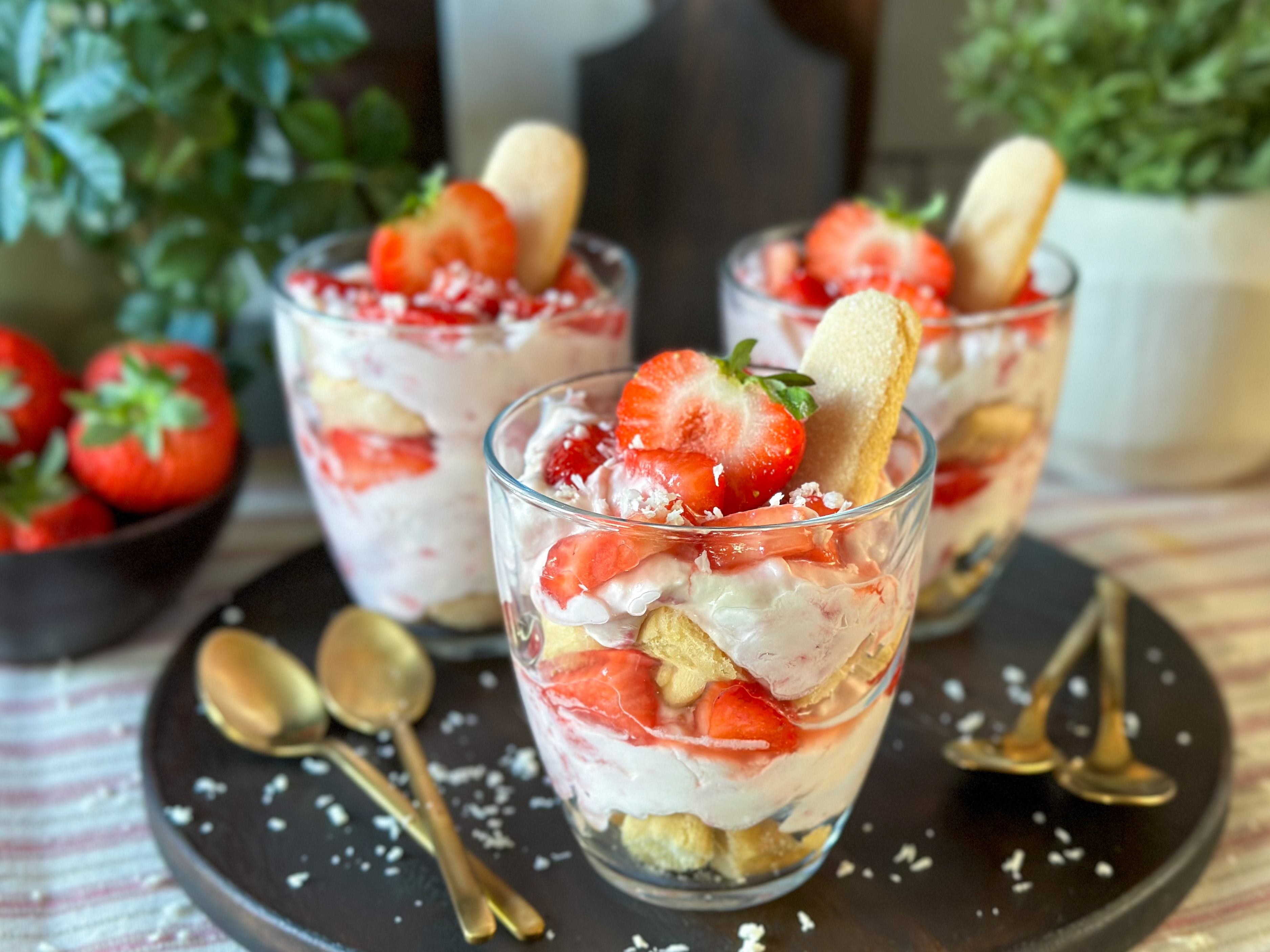 tiramisu met aardbeien in een glaasje