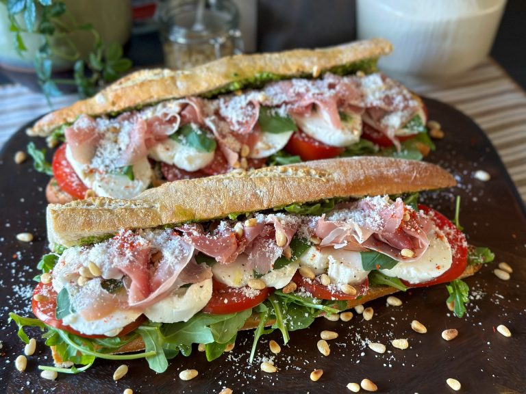stokbrood caprese met pesto en prosciutto