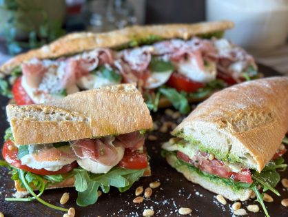 stokbrood caprese met mozzarella, tomaat en pesto