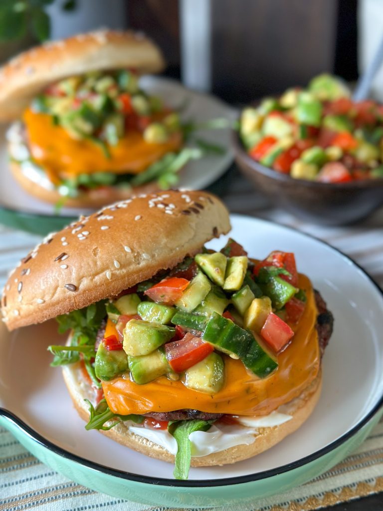 burgers met pittige salsa en pittige kaas 