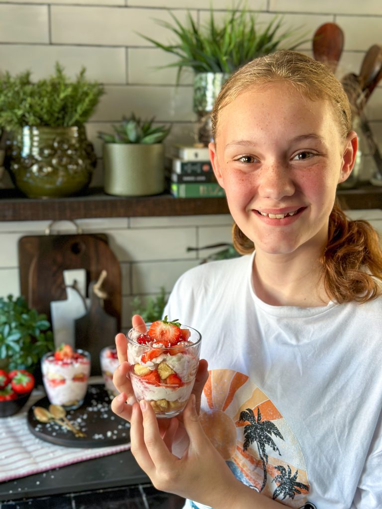 tiramisu met aardbeien in een glaasje