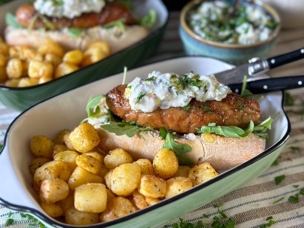 15 lekkere recepten met feta: Griekse hotdogs met feta yoghurtsaus