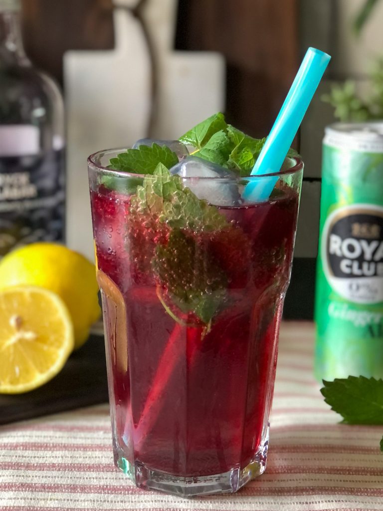 mocktail met ginger ale en bessensiroop