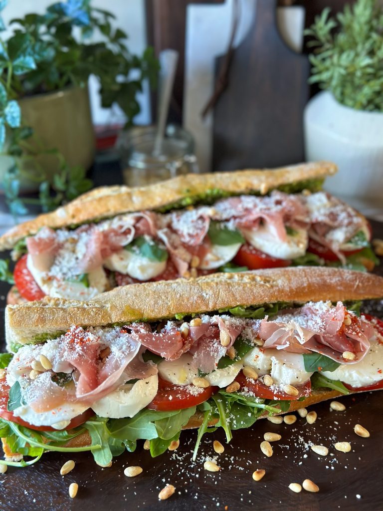stokbrood caprese met pesto en prosciutto