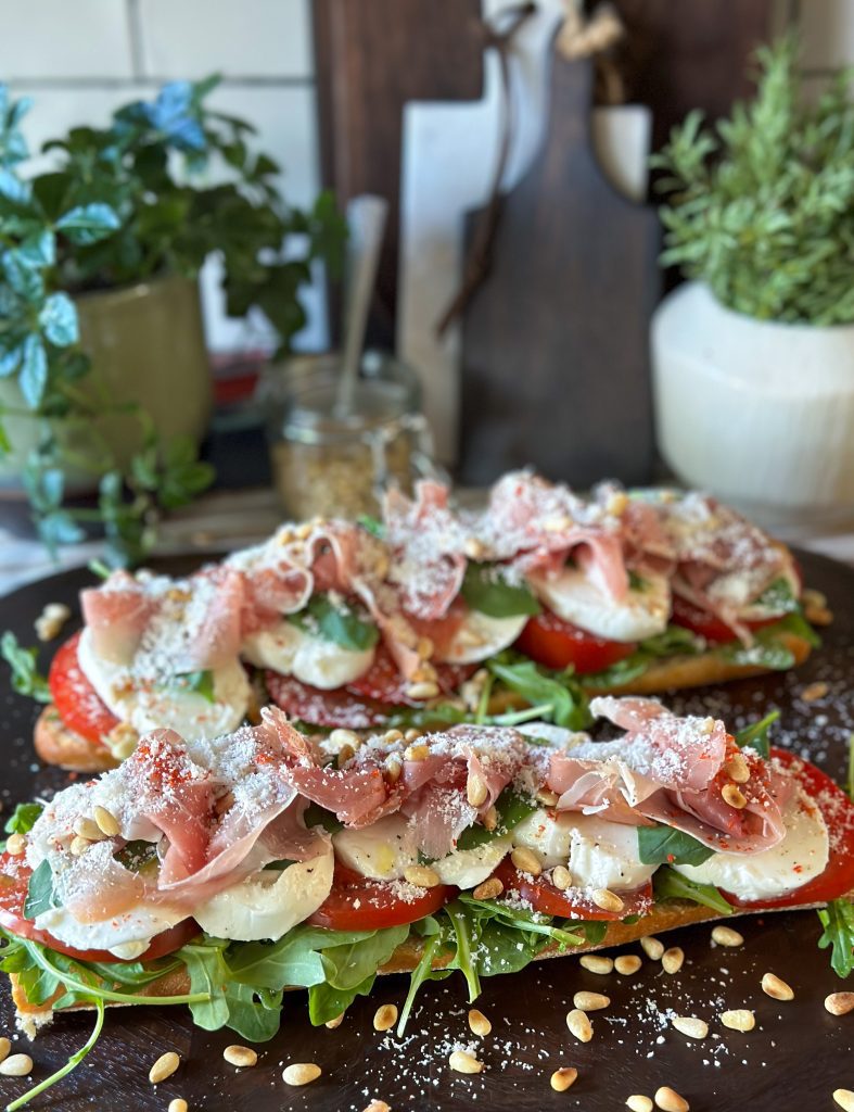 stokbrood caprese met pesto en prosciutto