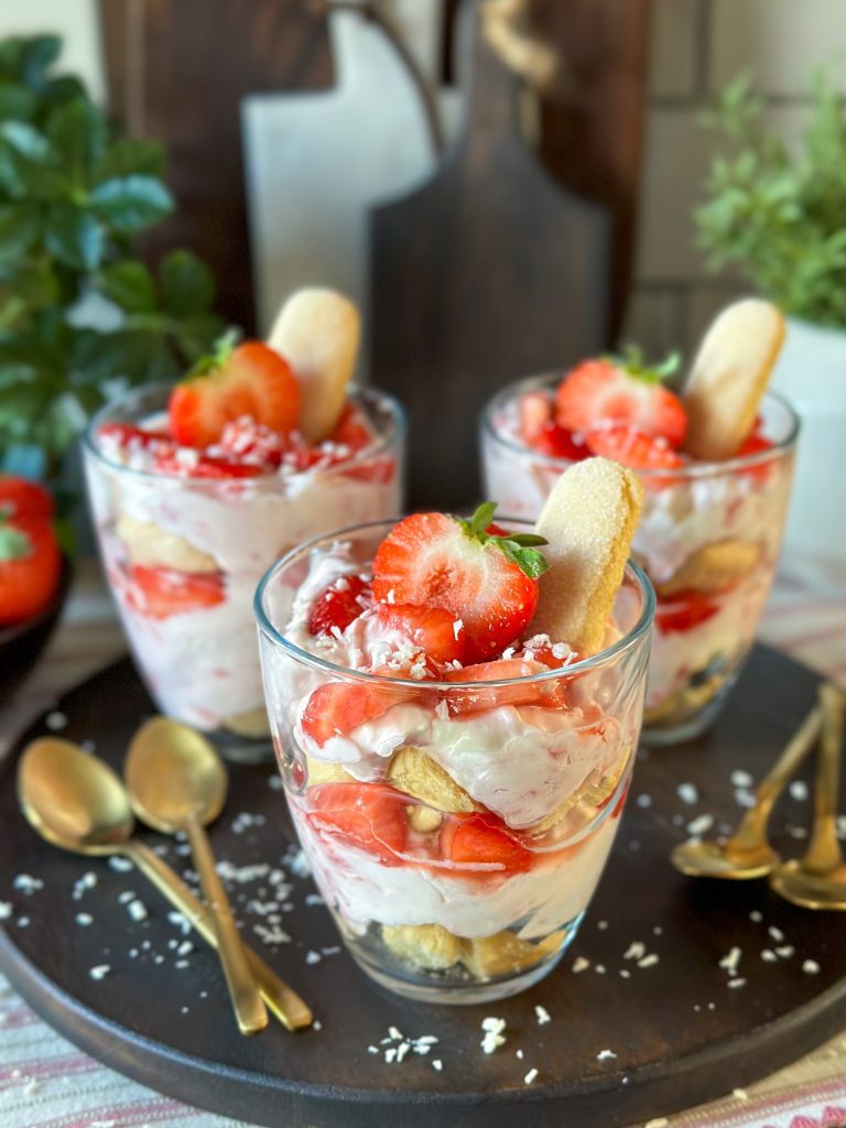 tiramisu met aardbeien in een glaasje