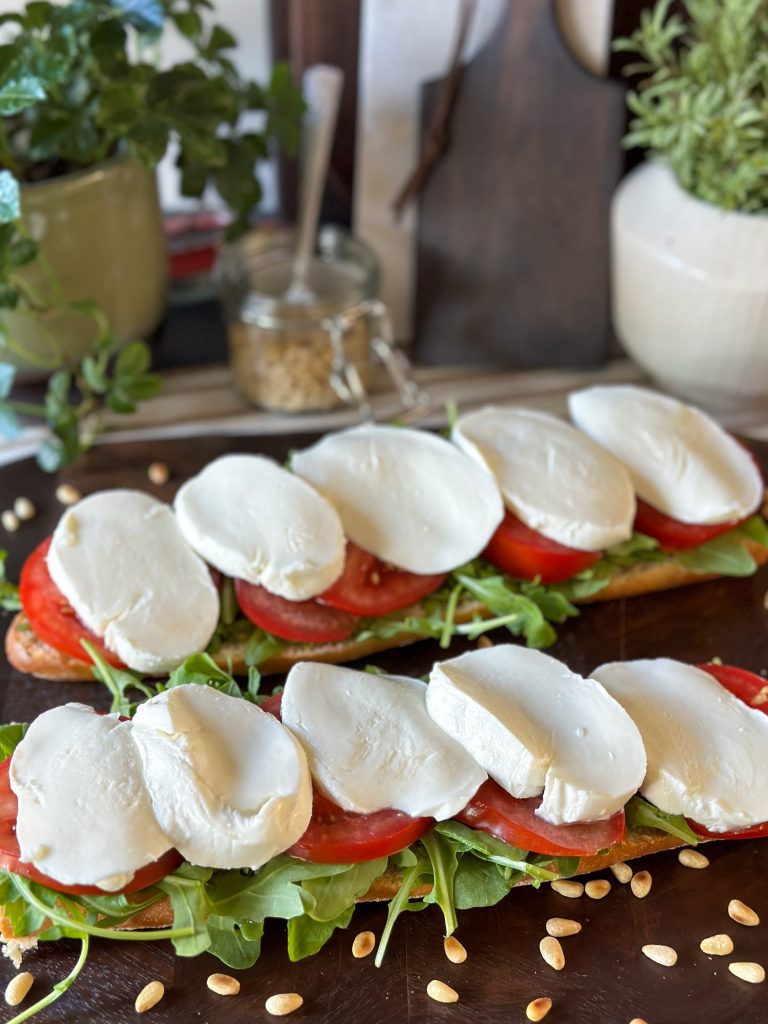 Stokbrood Caprese met pesto en prosciutto