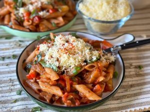 Penne in tomatensaus met groenten