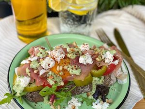 sandwich met prosciutto en avocado mayonaise